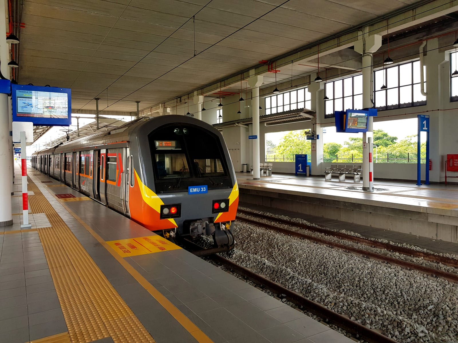 A Skypark Link train at Terminal Skypark